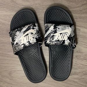 Nike flower print slides size 8 in woman’s